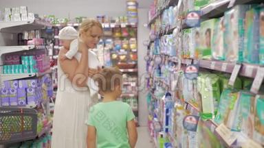 有<strong>宝宝</strong>的女人和大儿子选择超市里的<strong>尿布</strong>